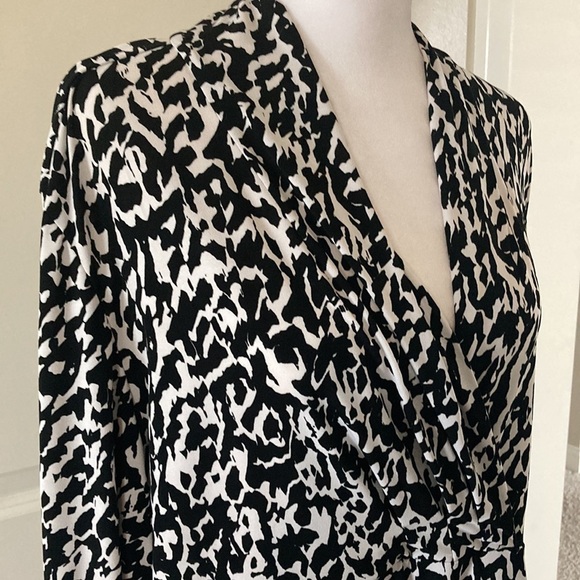 Chico’s 3 XL blouse black and white v-neck 3/4 sleeves - Picture 4 of 12